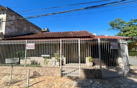 Casa linear de esquina no bairro Barreira Cravo
